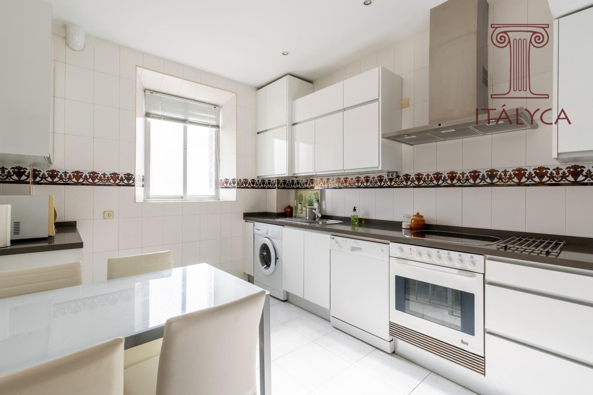 Kitchen of Flat for sale in  Sevilla Capital  with Air Conditioner and Storage room