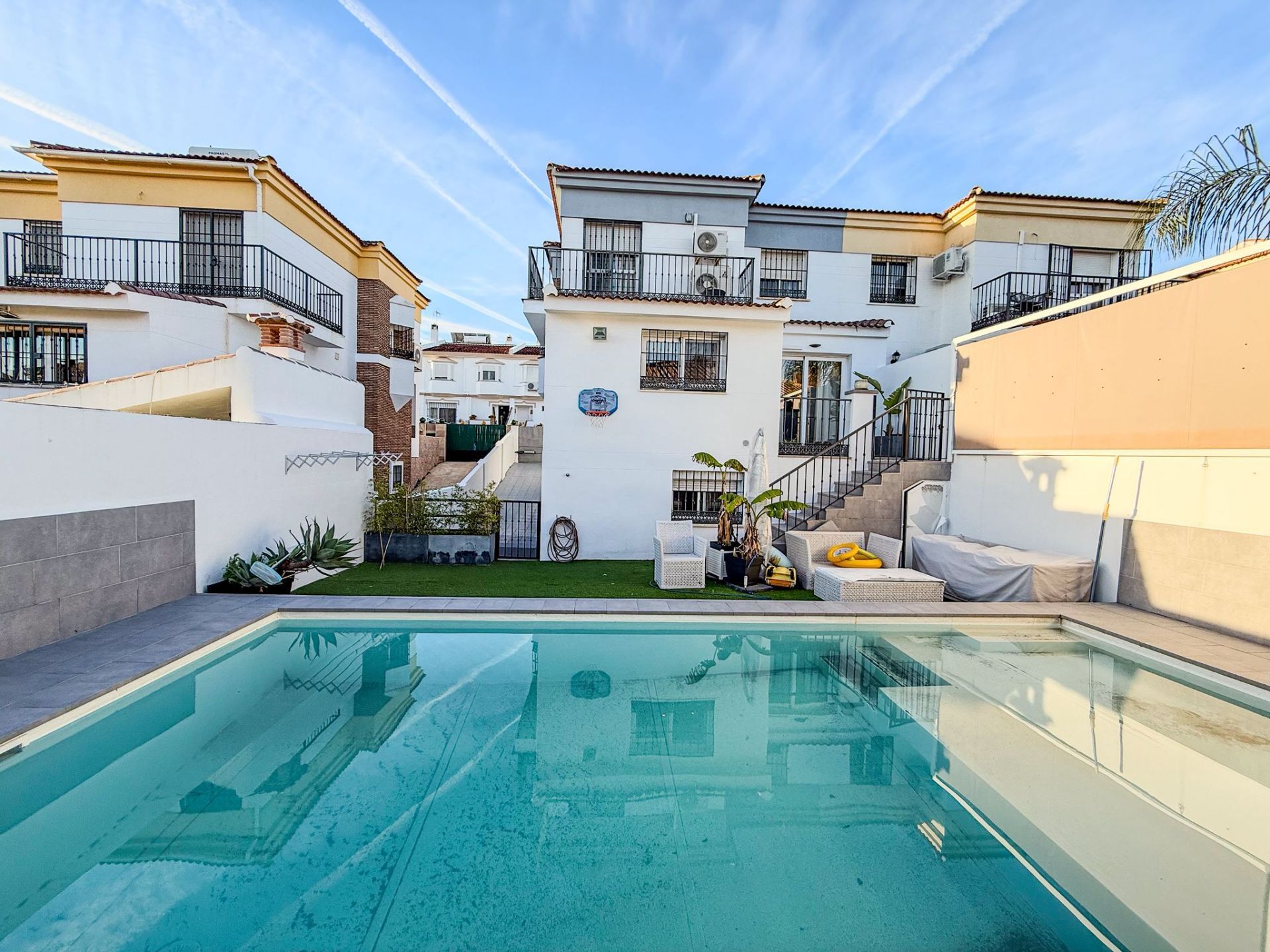 Vista exterior de Casa o xalet en venda en Alhaurín de la Torre amb Aire condicionat, Calefacció i Terrassa