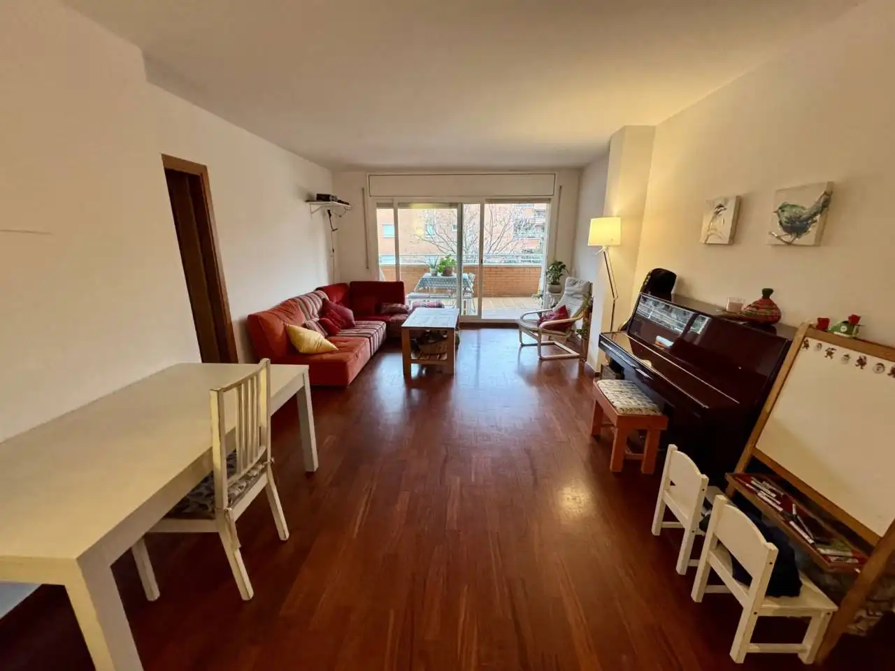 Sala d'estar de Pis en venda en Cerdanyola del Vallès amb Parquet, Terrassa i Piscina comunitària