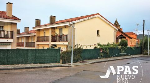 Oruña de Piélagos. En venta chalet en esquina, con jardín y amplio garaje