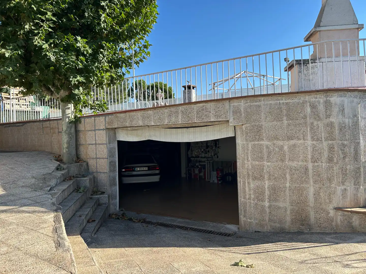 Parkplatz von Einfamilien-Reihenhaus zum Verkauf in Santa Cruz del Retamar mit Klimaanlage, Heizung und Privatgarten