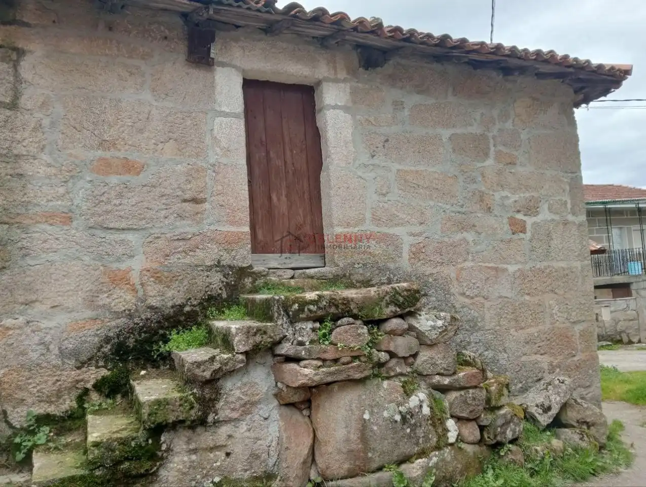 Außenansicht von Einfamilien-Reihenhaus zum Verkauf in Allariz mit Heizung, Terrasse und Abstellraum