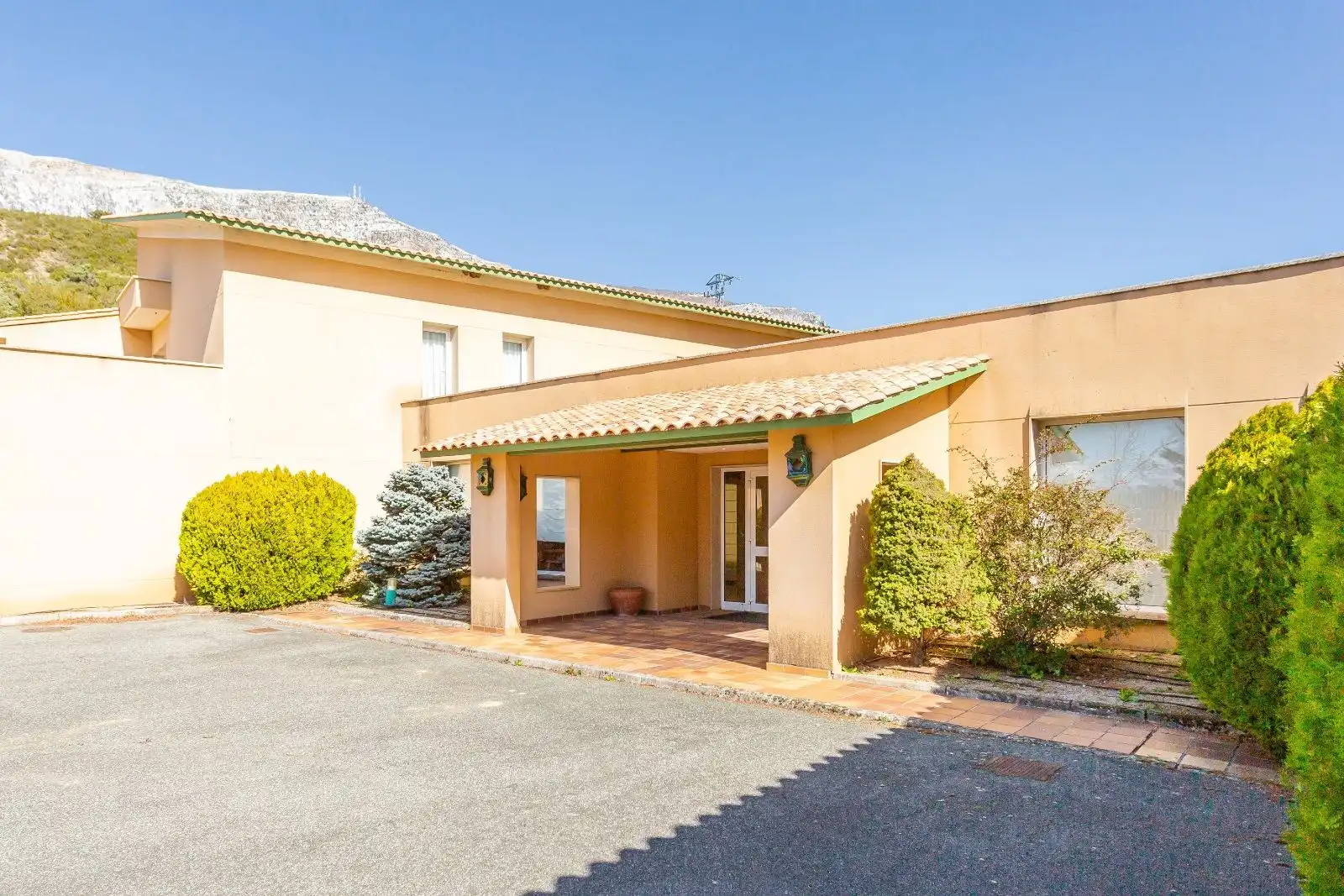 Exterior view of Buildings for sale in Yesa