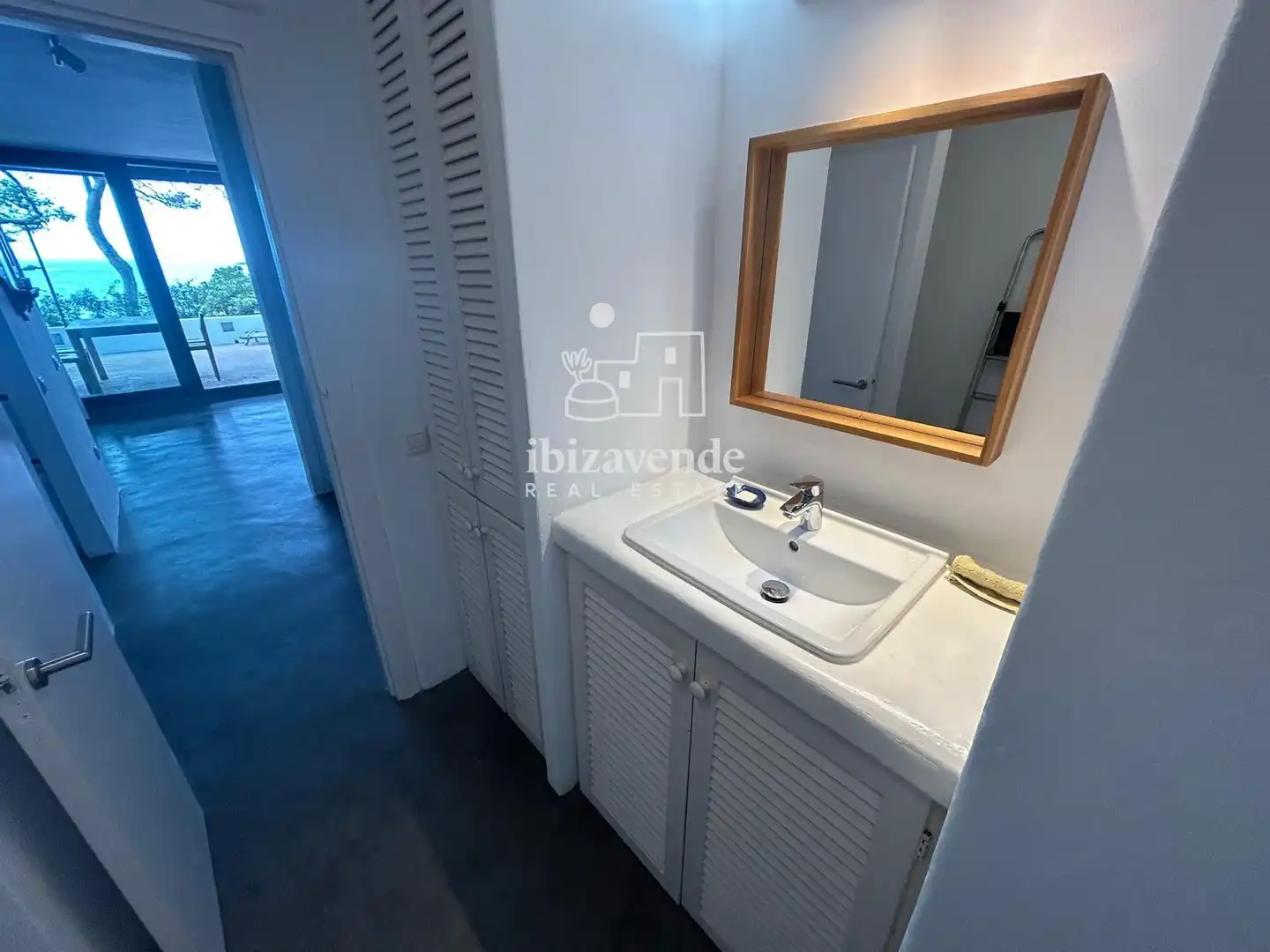 Badezimmer von Einfamilien-Reihenhaus zur Miete in Santa Eulària des Riu mit Klimaanlage, Heizung und Terrasse