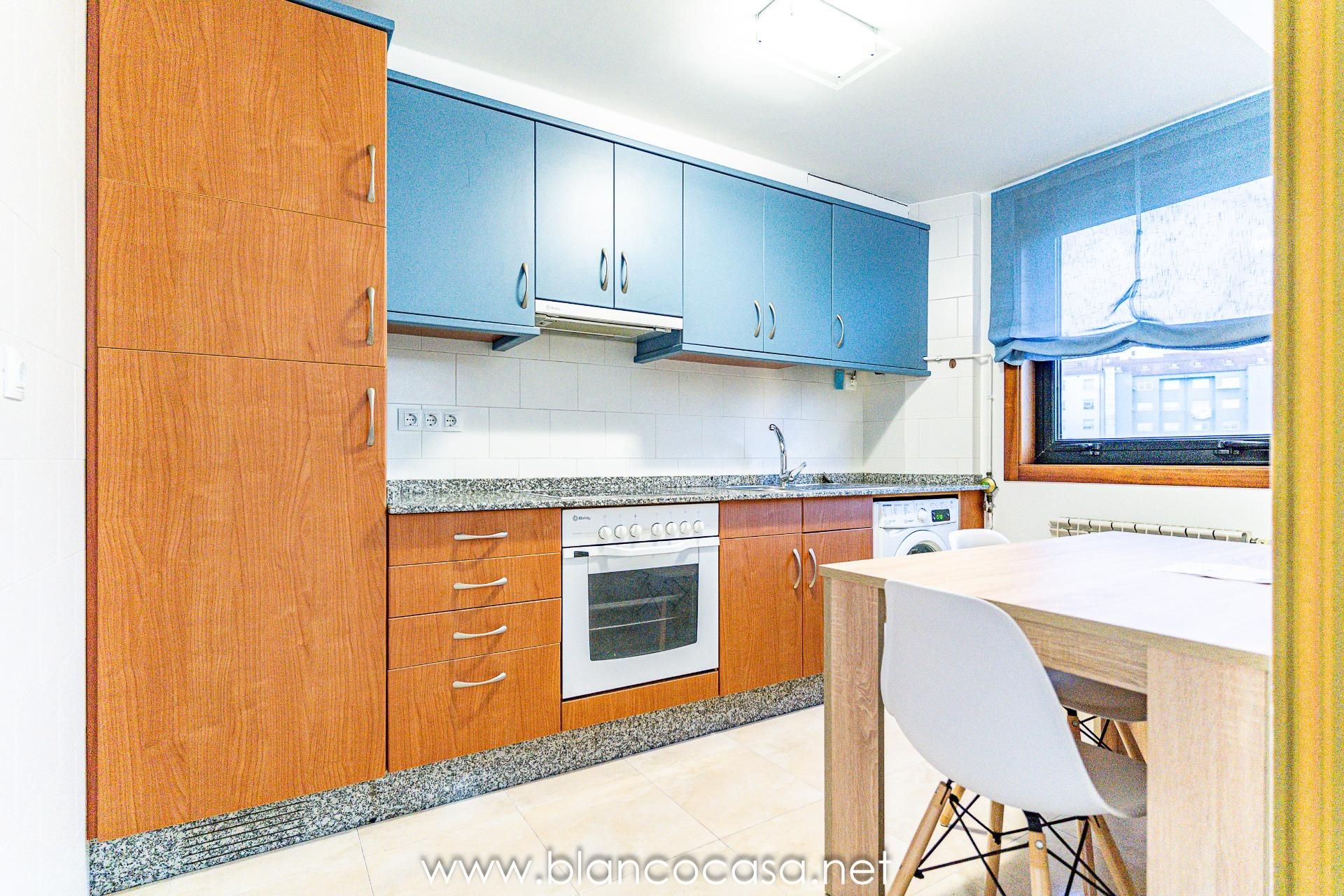 Küche von Wohnungen miete in Carballo mit Heizung und Parkett