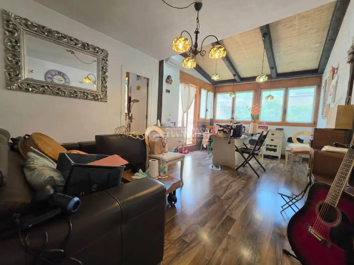 Sala d'estar de Pis en venda en Santa Coloma de Gramenet amb Aire condicionat, Parquet i Terrassa