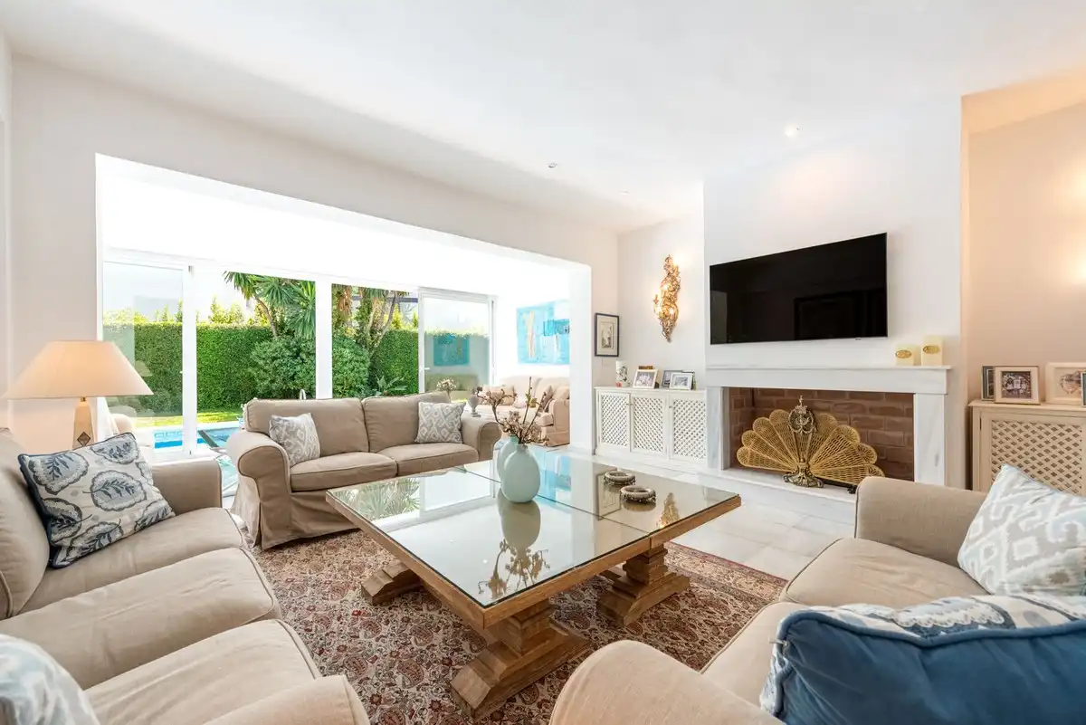 Sala d'estar de Casa adosada en venda en Marbella amb Aire condicionat i Terrassa