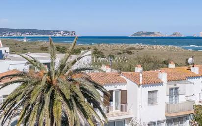 Vista exterior de Casa adosada en venda en L'Estartit amb Terrassa i Traster