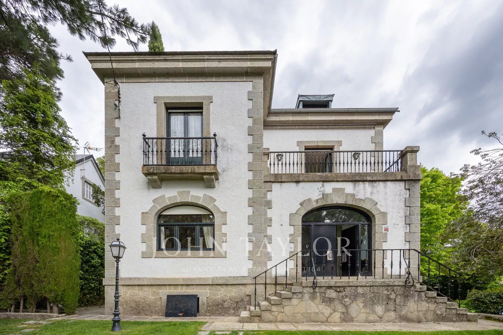 Vista exterior de Casa o xalet en venda en San Lorenzo de El Escorial amb Calefacció, Jardí privat i Terrassa
