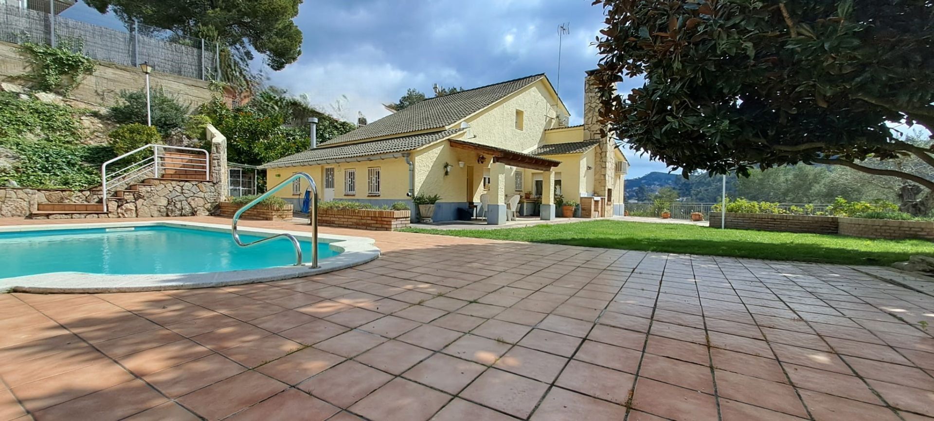 Vista exterior de Casa o xalet en venda en Vallirana amb Aire condicionat, Calefacció i Jardí privat
