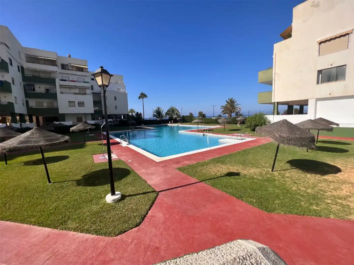 Schwimmbecken von Wohnungen zur Miete in Salobreña mit Schwimmbad und Balkon