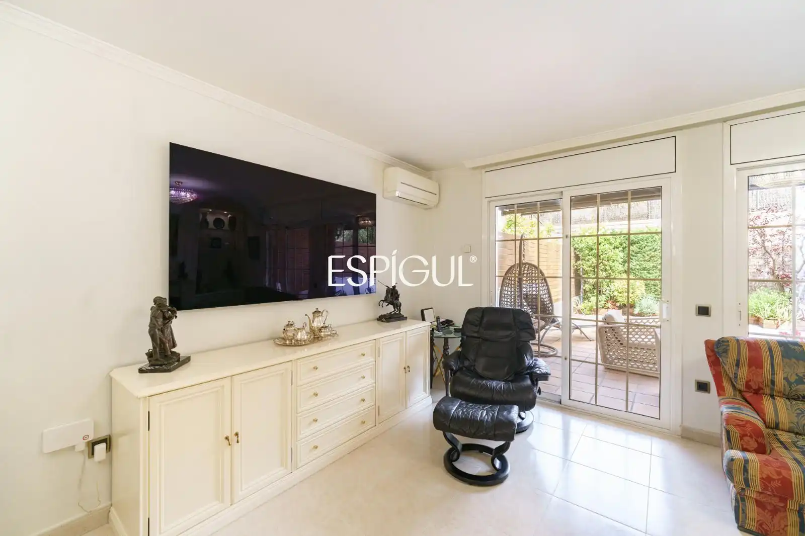 Sala d'estar de Casa adosada en venda en Vilassar de Mar amb Aire condicionat, Calefacció i Jardí privat