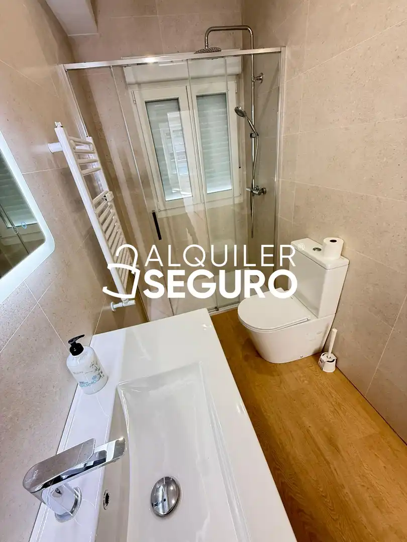 Bathroom of Flat for rent in Madrid  with Air Conditioner and Heating