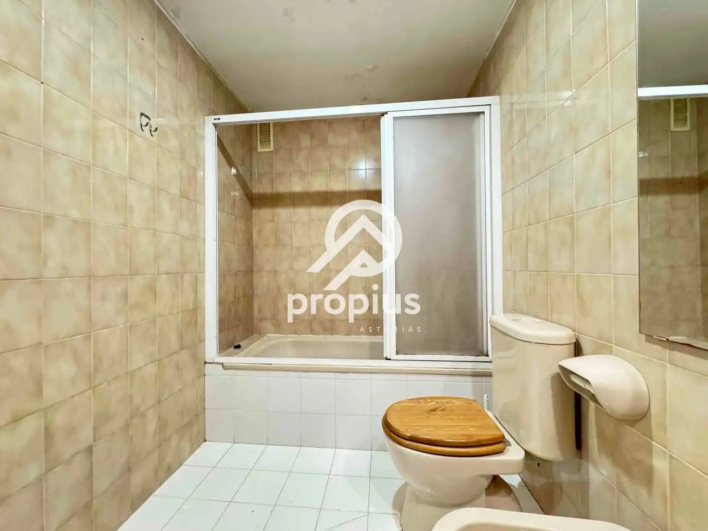 Baño de Piso en venta en Oviedo  con Calefacción, Parquet y Terraza