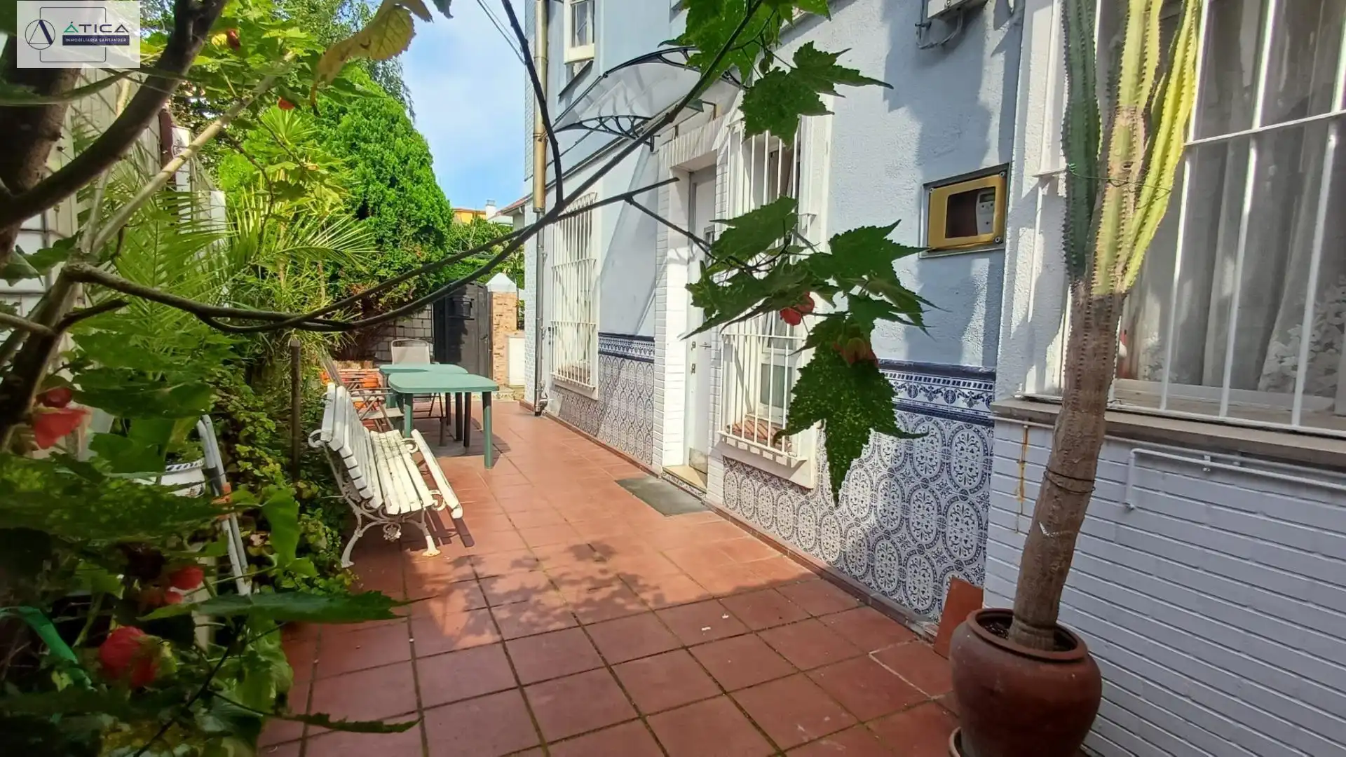 Vista exterior de Casa o xalet en venda en Santander amb Jardí privat, Terrassa i Moblat