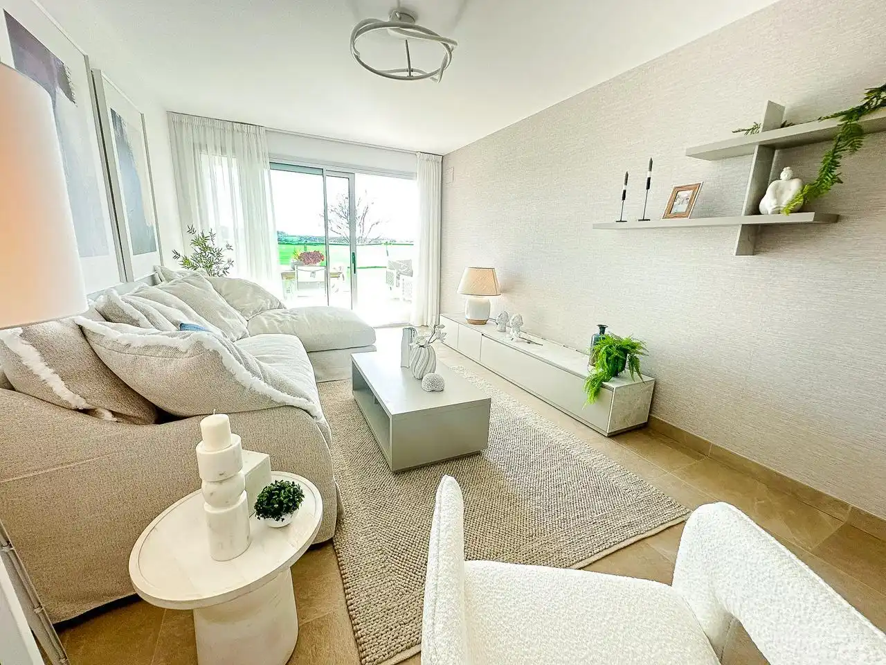 Sala d'estar de Apartament en venda en Estepona amb Aire condicionat, Calefacció i Terrassa