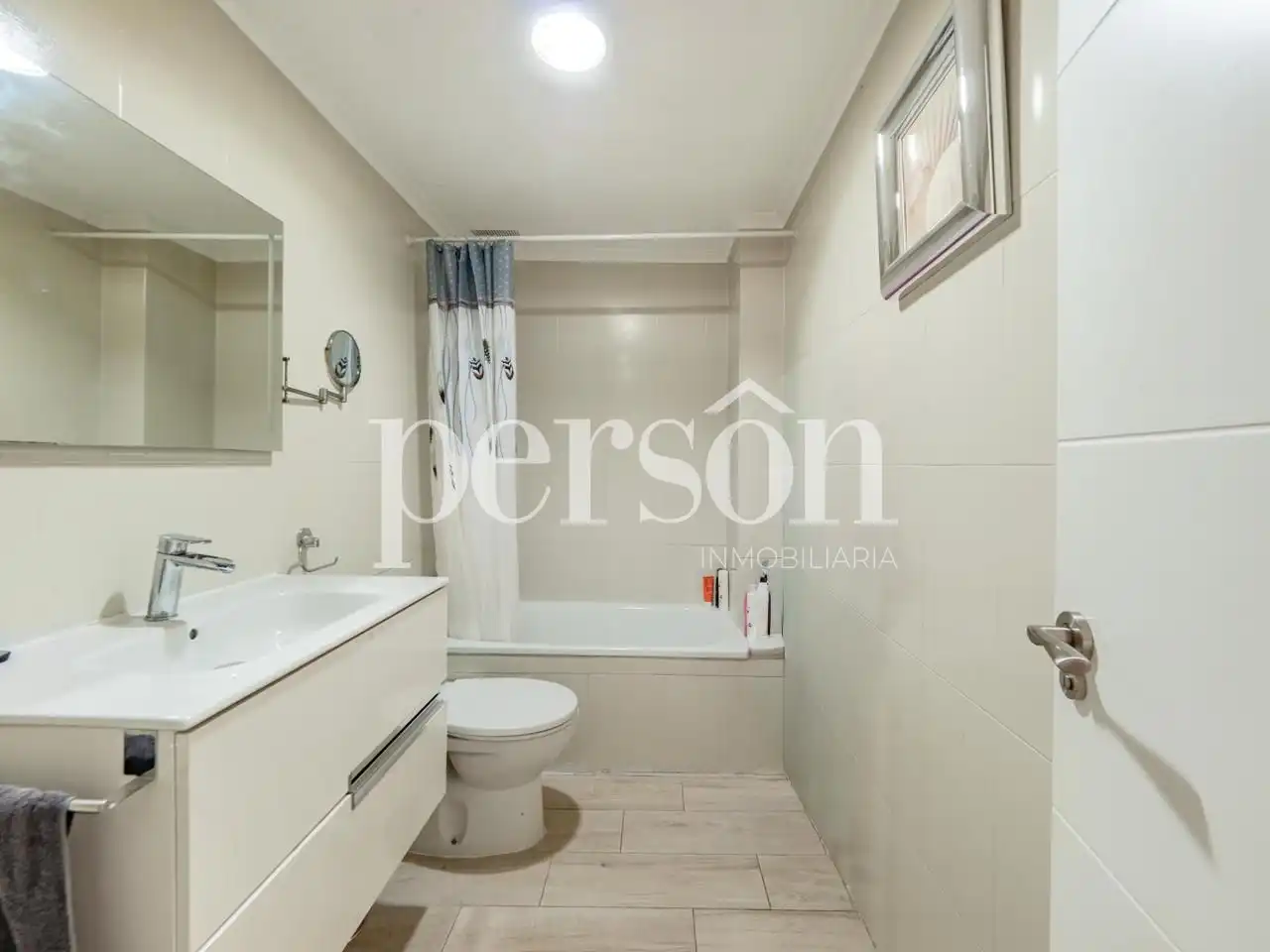 Baño de Piso en venta en Valencia con Aire acondicionado, Terraza y Amueblado
