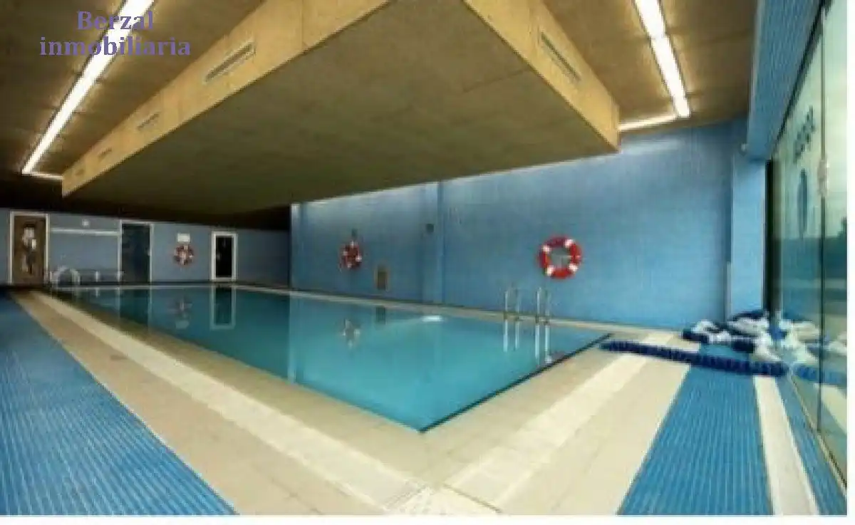 Piscina de Casa o chalet en venta en  Logroño con Aire acondicionado, Calefacción y Jardín privado