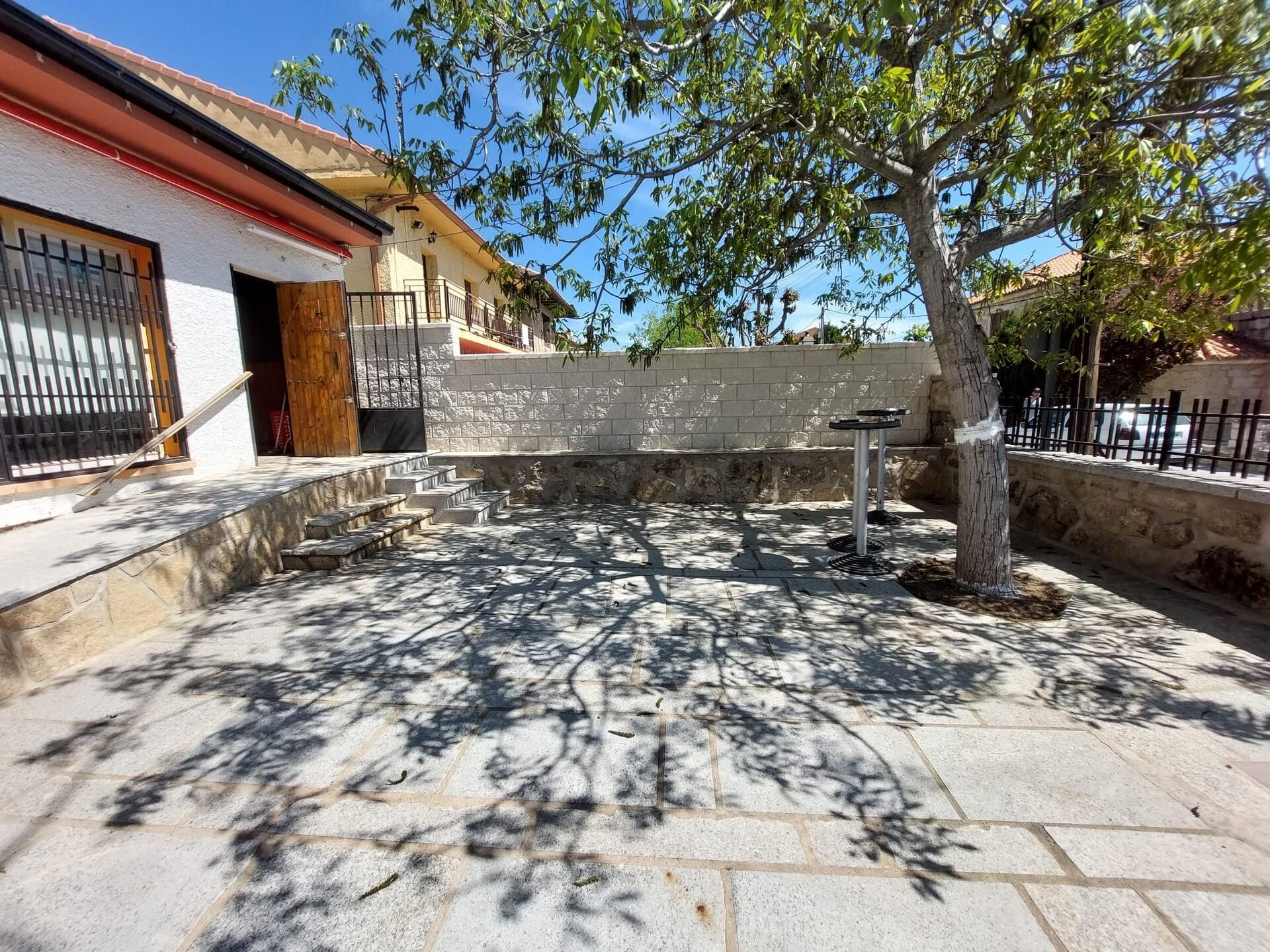 Terrace of Premises to rent in La Cabrera