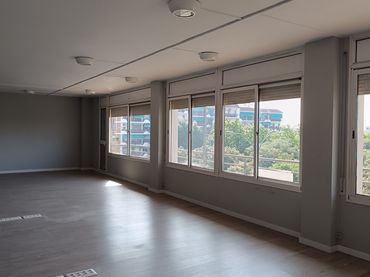 Ufficio con balcone in affitto a Ronda de ľEst