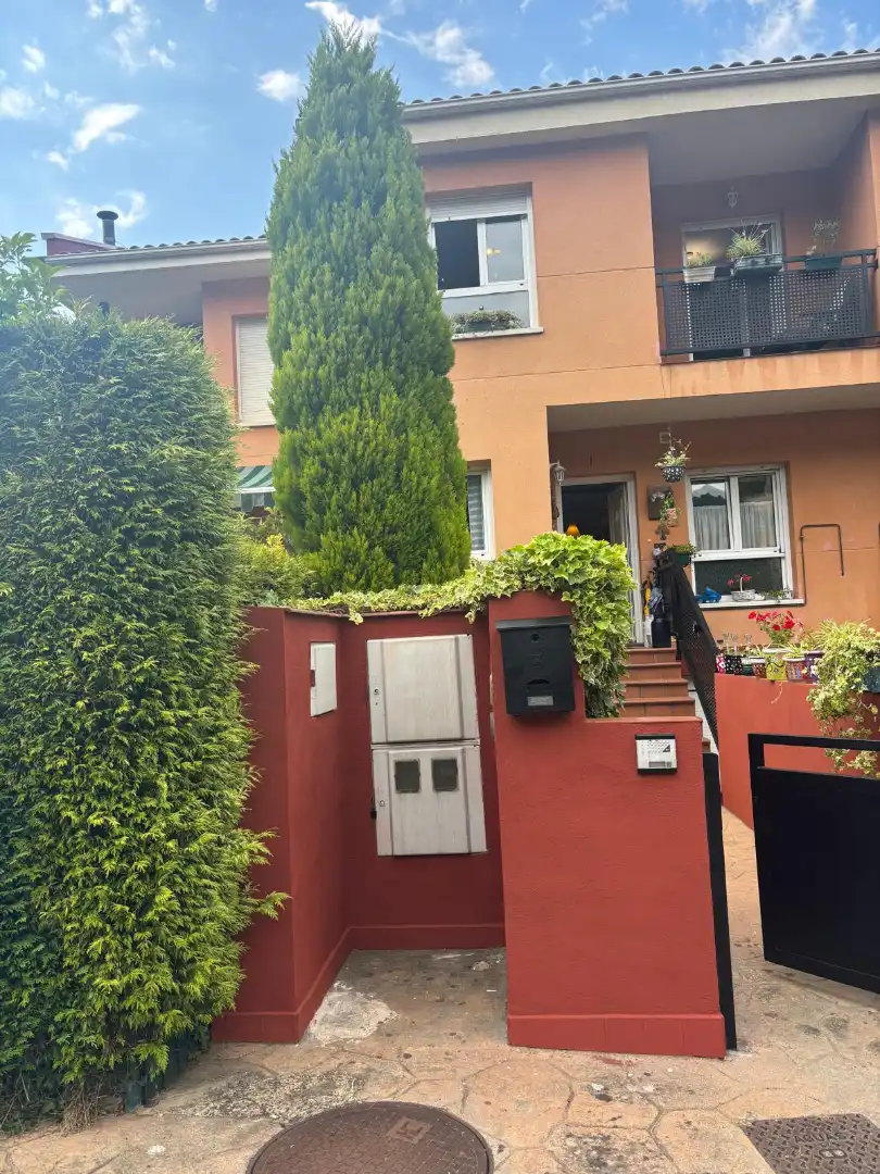 Vista exterior de Casa adosada en venda en Morcín amb Calefacció, Jardí privat i Parquet