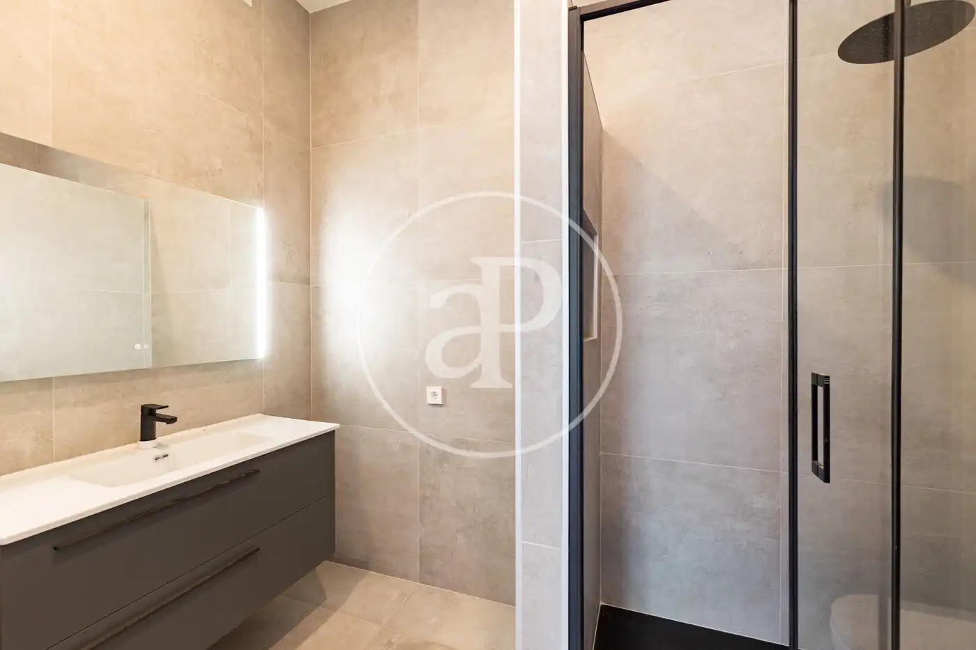 Badezimmer von Wohnung zum Verkauf in Barcelona mit Klimaanlage, Heizung und Balkon