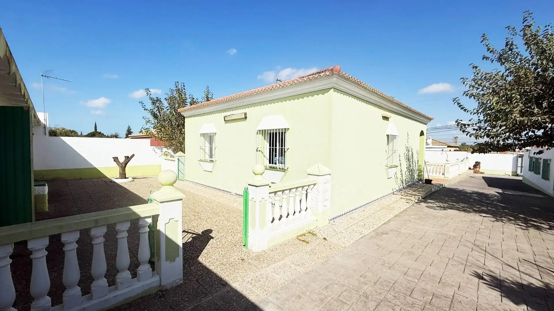 Vista exterior de Casa o xalet en venda en Chiclana de la Frontera amb Jardí privat, Terrassa i Traster