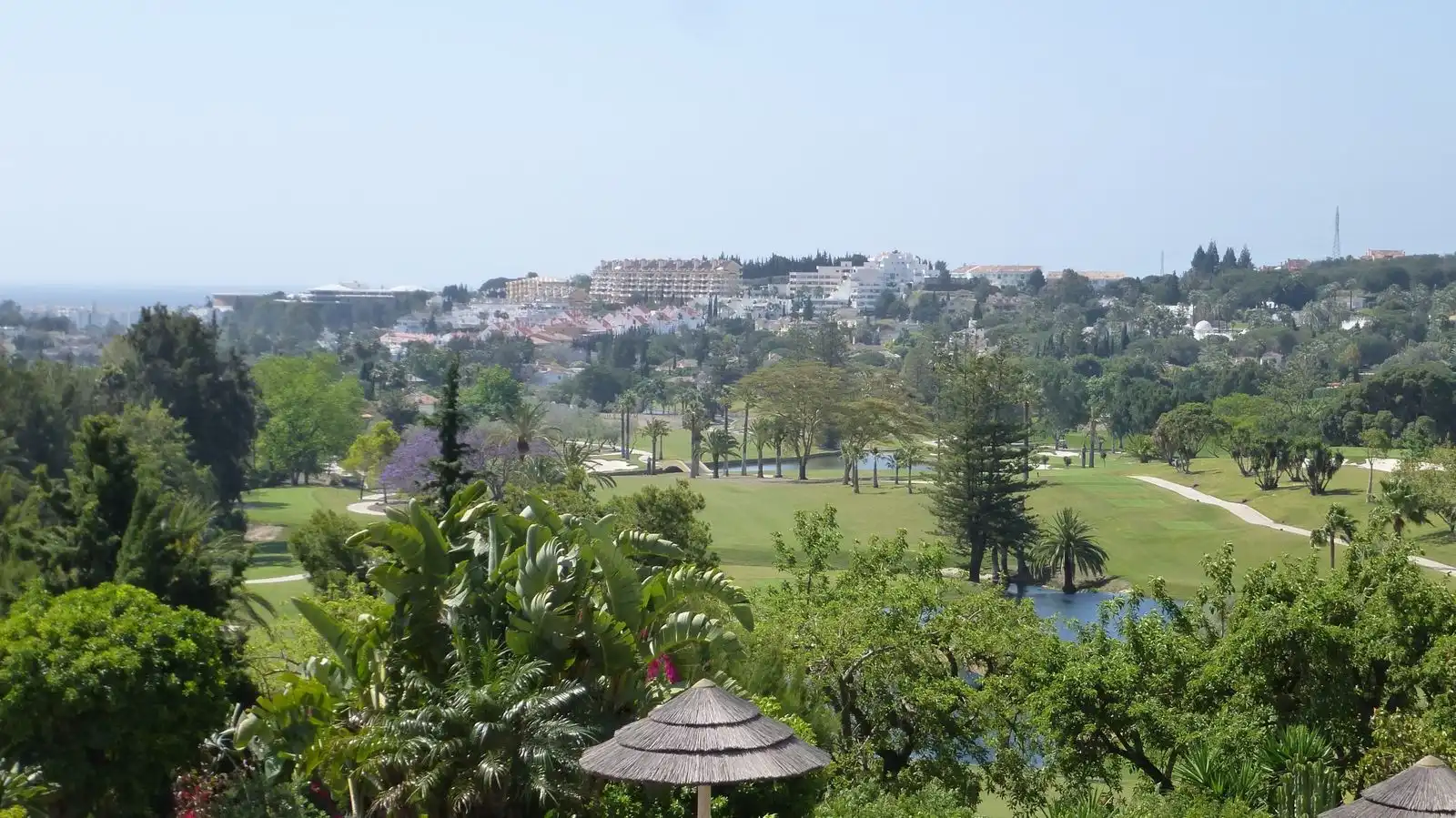 Vista exterior de Estudi en venda en Marbella amb Aire condicionat, Moblat i Piscina comunitària