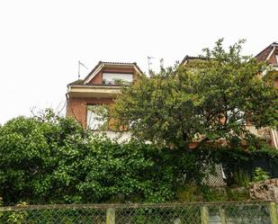 Vista exterior de Casa adosada en venda en Val de San Vicente  amb Terrassa i Balcó