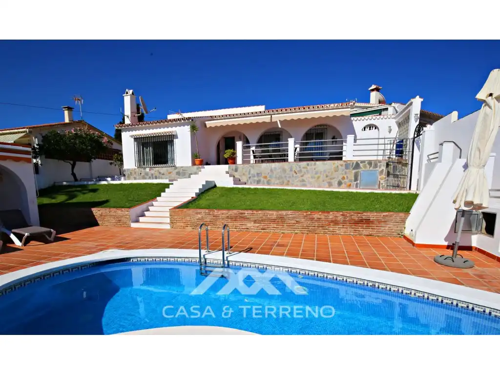 Vista exterior de Casa o chalet en venta en Vélez-Málaga con Aire acondicionado, Piscina y TV