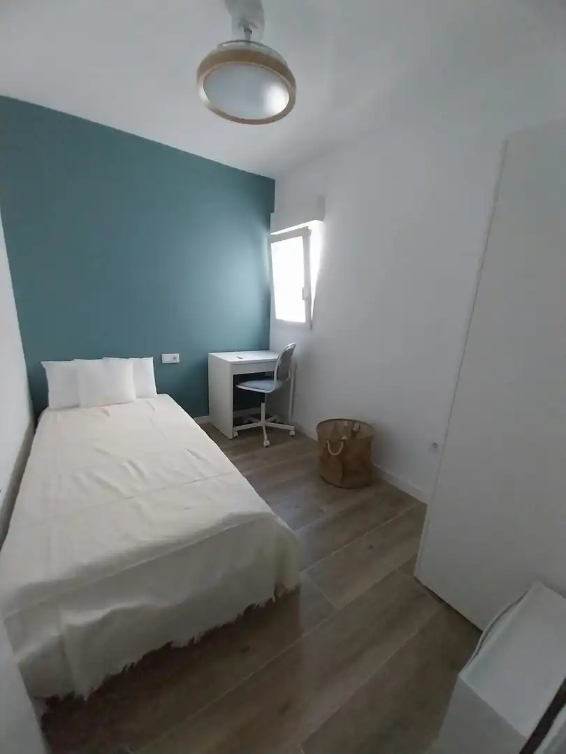 Bedroom of Flat for share in Valencia  with Heating, Furnished and Washing machine