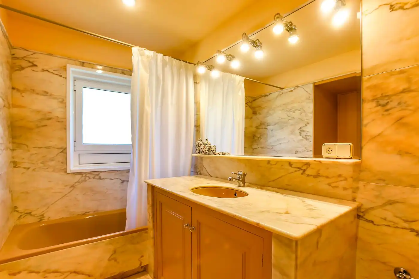 Baño de Finca rústica en venta en Olot con Calefacción, Jardín privado y Terraza