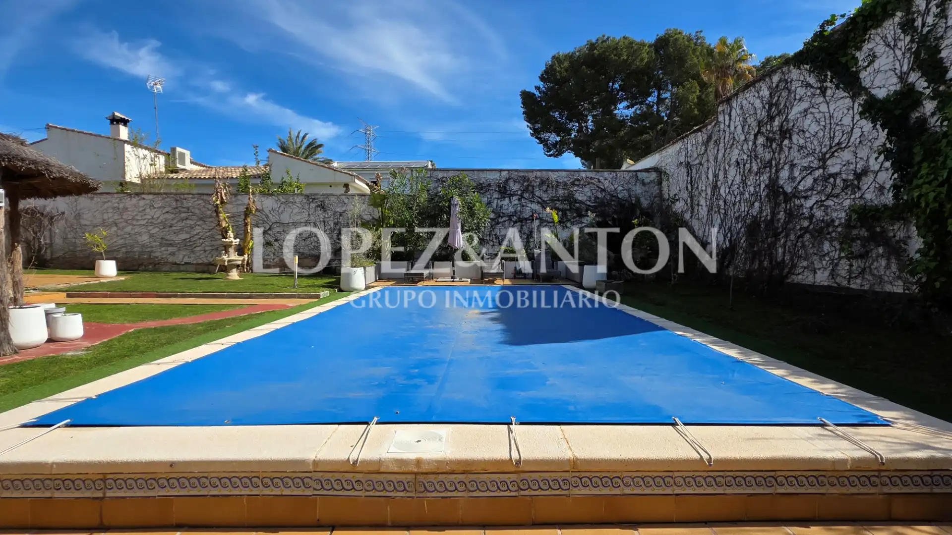 Swimming pool of Houses for sale in L'Eliana  with Air Conditioner, Heating and Private garden