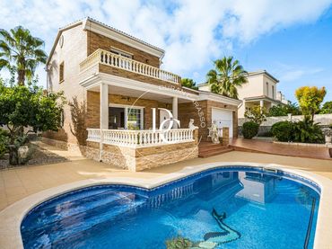 Casa con piscina en alquiler en Carrer Irlanda del Nord