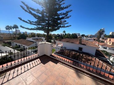 Chalet con balcón en venta en Julio Romero, 3
