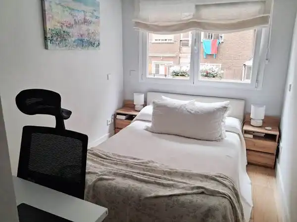 Dormitori de Apartament en venda en Madrid amb Aire condicionat, Calefacció i Moblat
