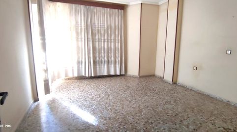 SE VENDE GRAN CASA PARA REFORMAR CON COCHERA DE 100m2 EN ZONA MORIS POR 170.000€!!, image 2