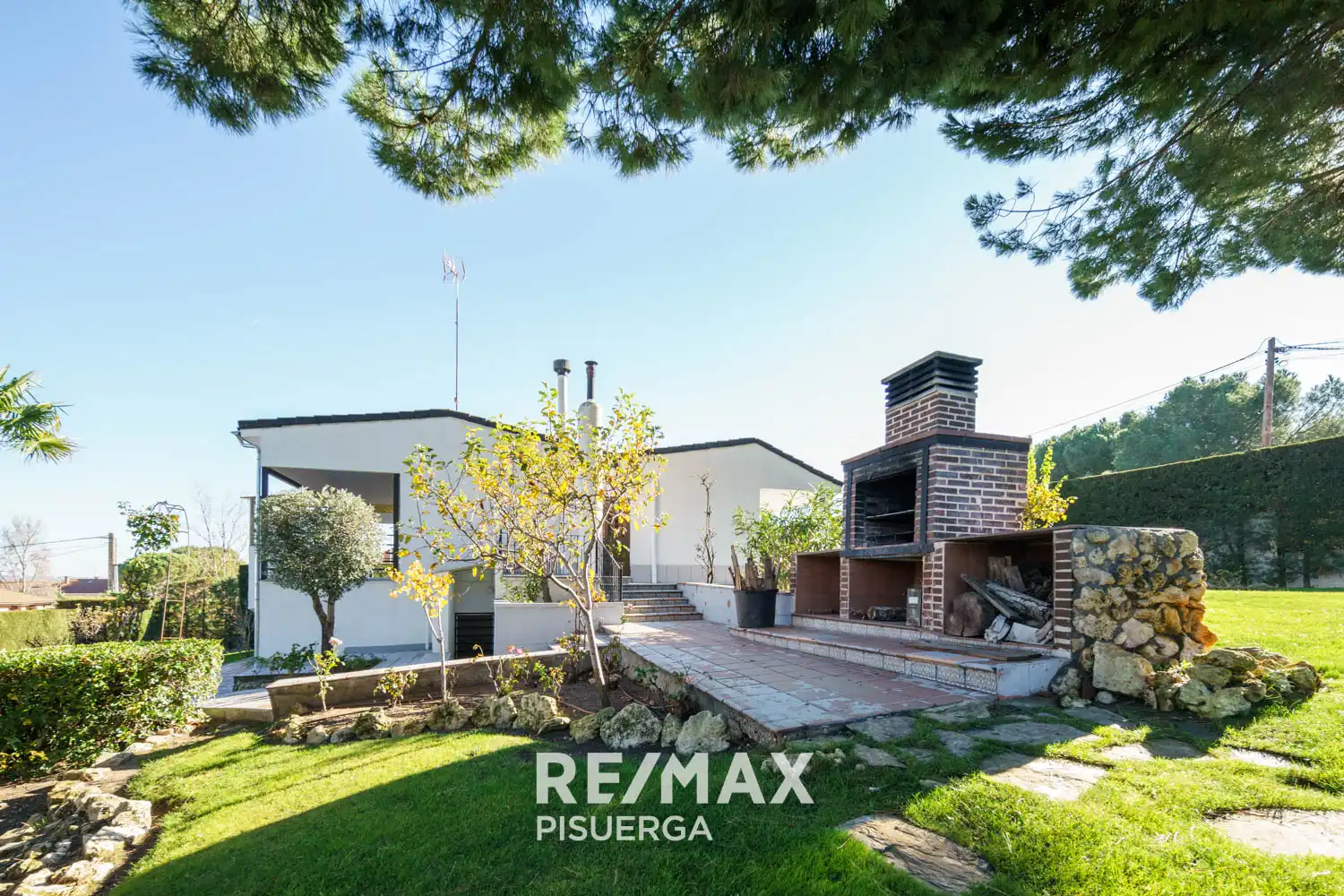 Vista exterior de Casa o xalet en venda en Tudela de Duero amb Calefacció, Jardí privat i Terrassa