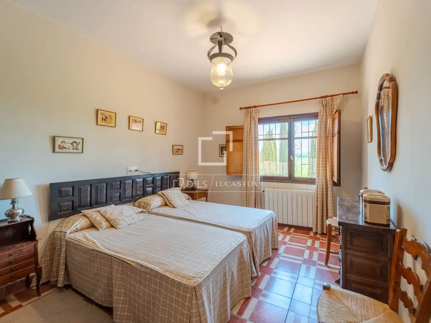Dormitori de Finca rústica en venda en Requena amb Calefacció, Jardí privat i Terrassa