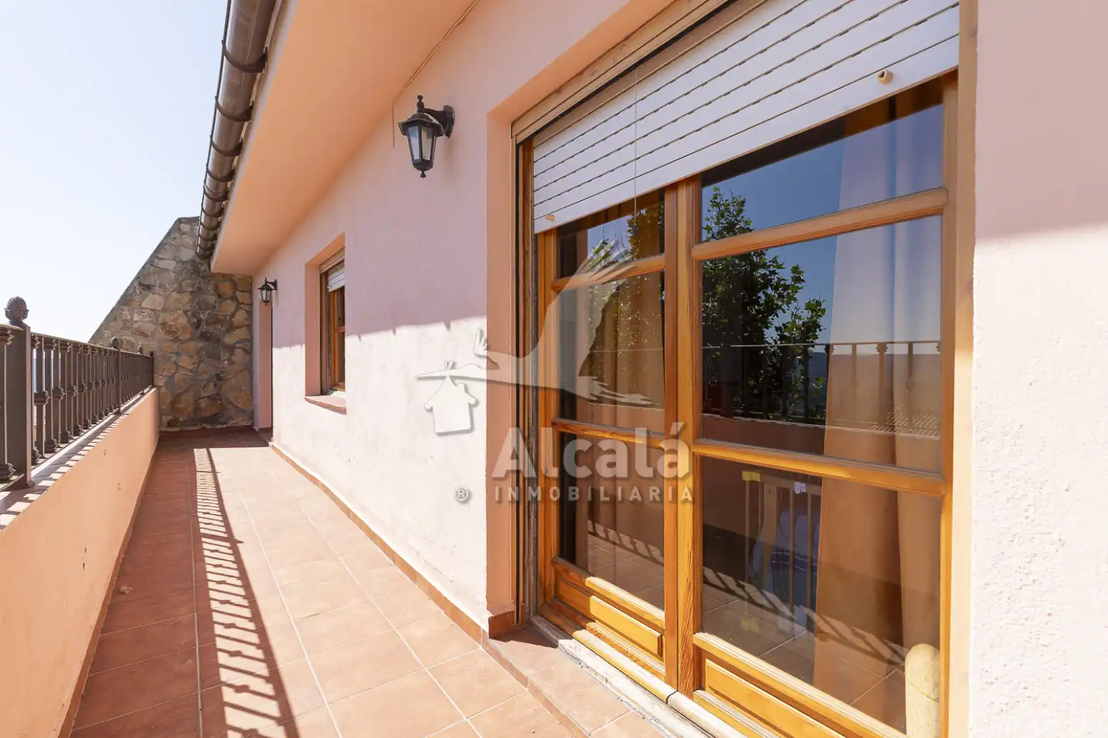 Vista exterior de Casa adosada en venda en Alocén amb Calefacció