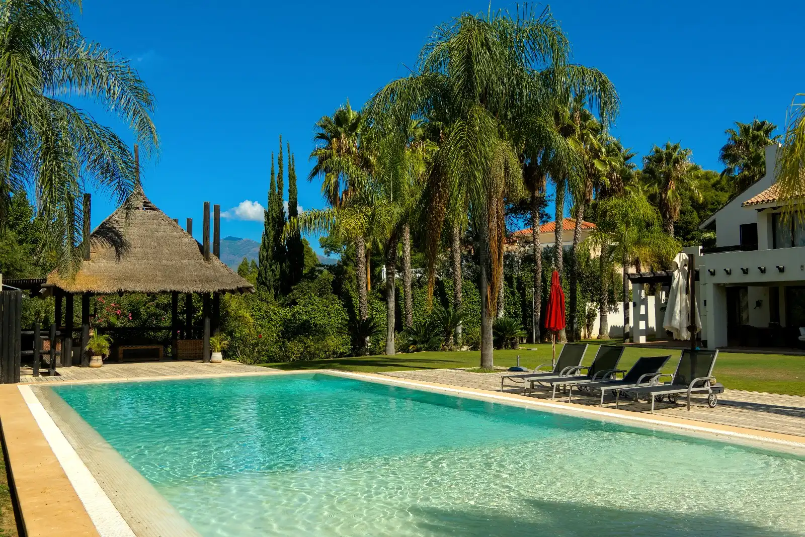 Piscina de Casa o xalet en venda en Marbella amb Aire condicionat, Jardí privat i Parquet