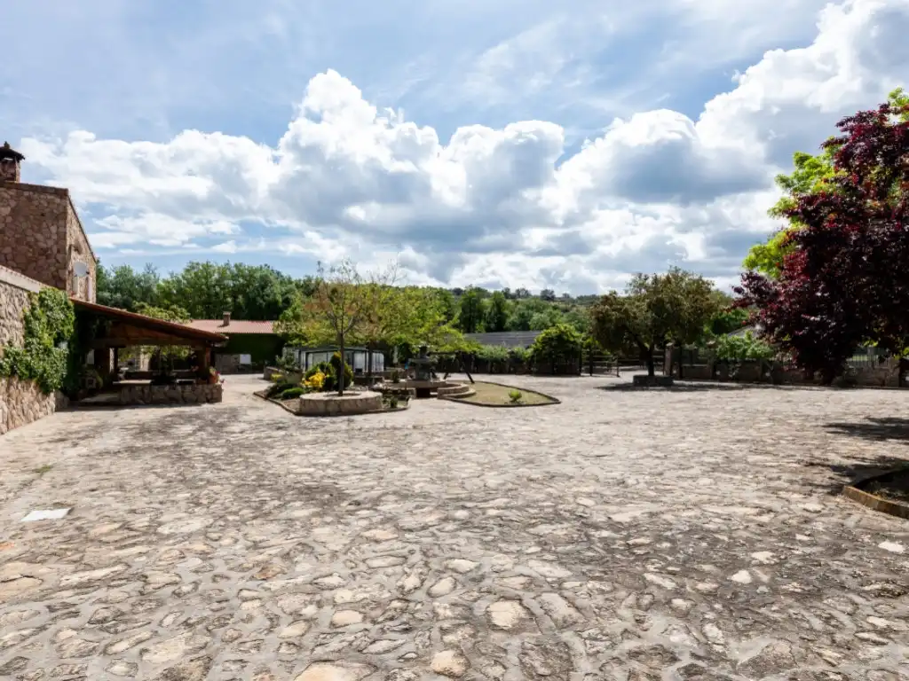 Vista exterior de Casa o chalet en venta en Espinoso del Rey con Terraza, Piscina y Amueblado