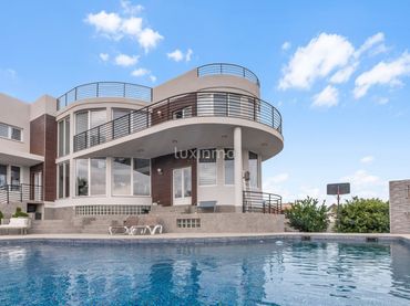 Villa avec balcon à vendre à Pueblo - Urbanizaciones