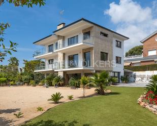 Vista exterior de Casa o xalet de lloguer en Castelldefels amb Aire condicionat, Calefacció i Jardí privat