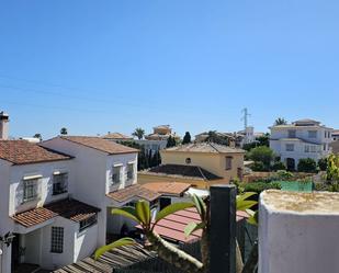 Vista exterior de Casa adosada en venda en Vélez-Málaga amb Aire condicionat, Calefacció i Jardí privat
