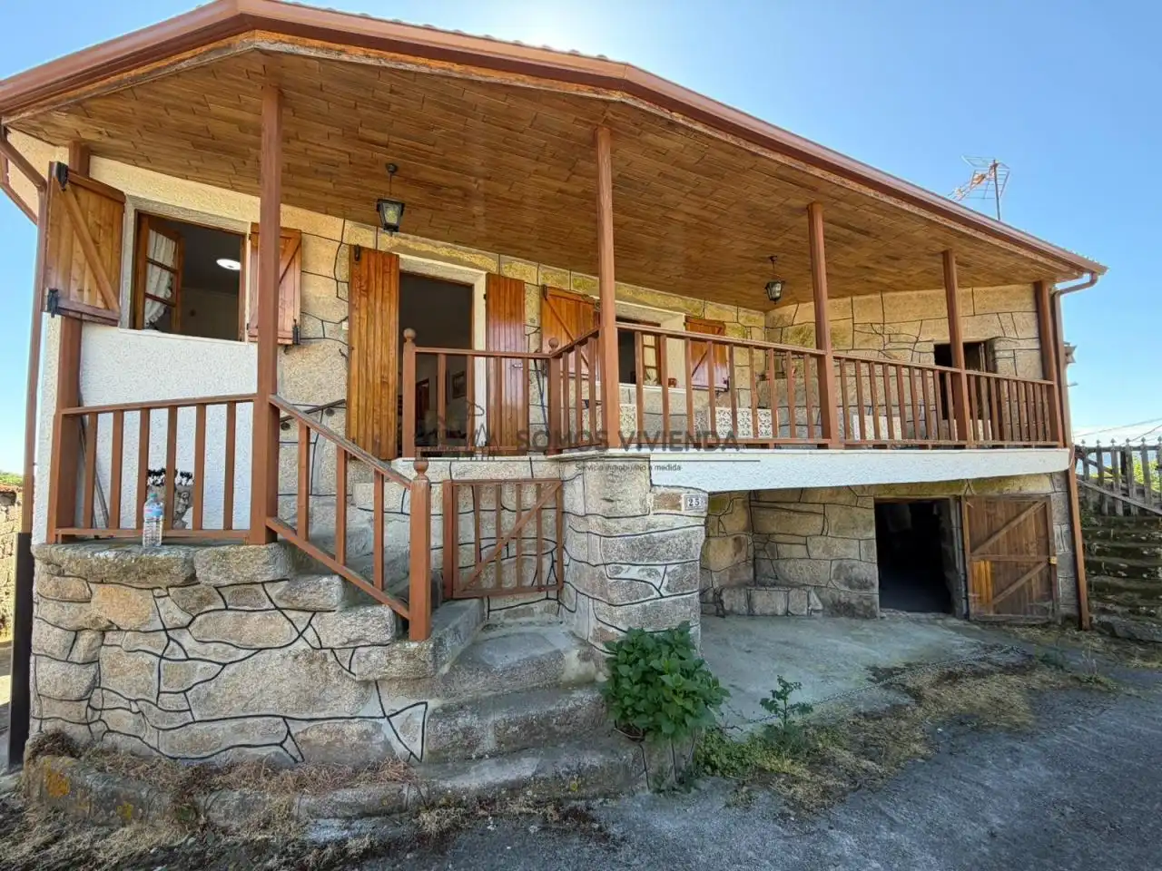 Vista exterior de Casa o xalet en venda en Nogueira de Ramuín amb Calefacció, Traster i Moblat