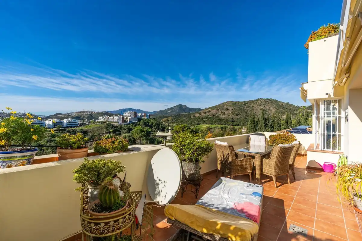 Terrasse von Wohnungen zum Verkauf in Benahavís mit Klimaanlage, Privatgarten und Terrasse