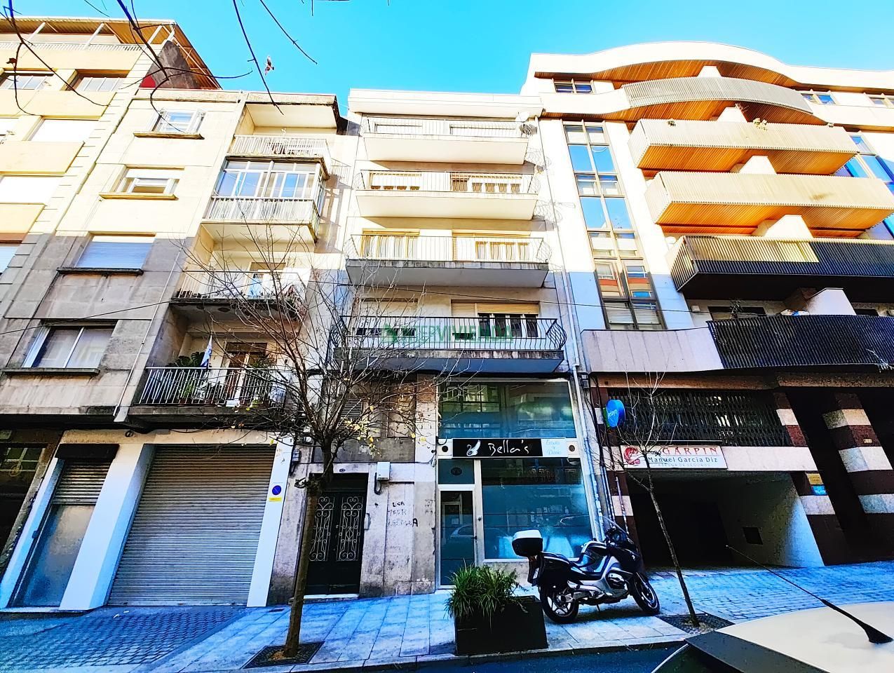 Vista exterior de Edifici en venda en Vigo 