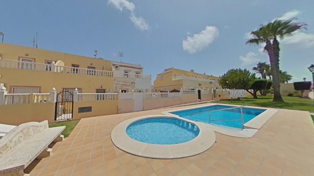 Piscina de Casa adosada en venda en Orihuela amb Piscina