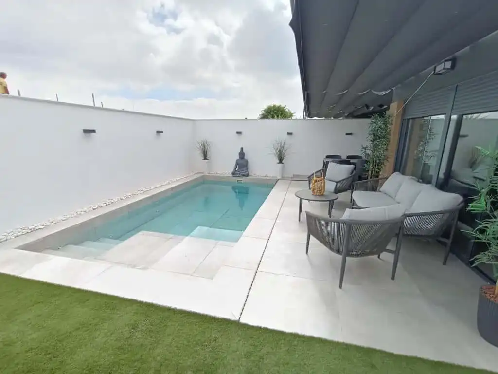 Piscina de Casa adosada en venda en Espartinas amb Aire condicionat, Calefacció i Jardí privat
